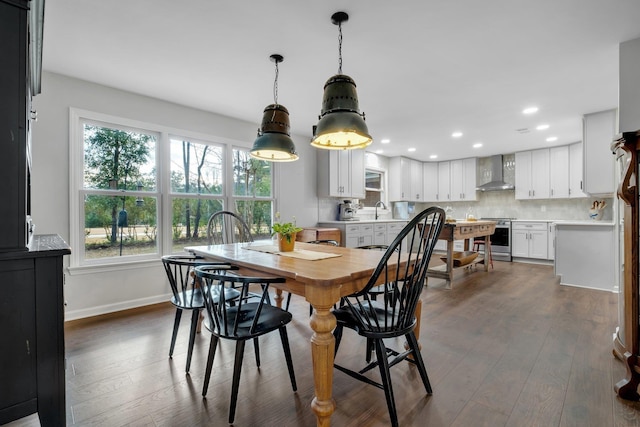 dining area with baseboards, dark wood-type flooring, and recessed lighting