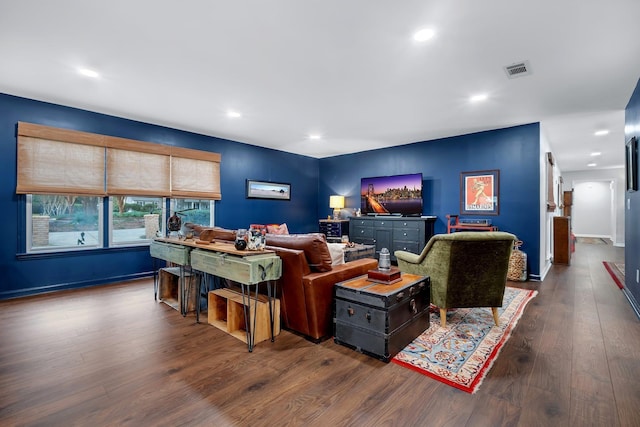 living area featuring dark wood-style floors, recessed lighting, visible vents, and baseboards