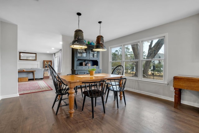 dining space featuring recessed lighting, dark wood finished floors, and baseboards