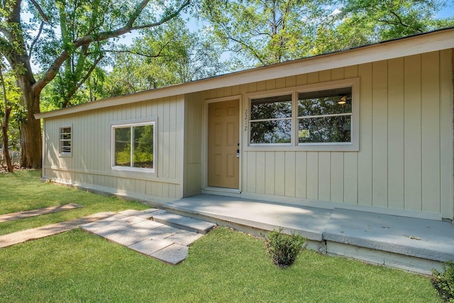 2212 Berkshire Dr, Tallahassee, FL 32304 - property entrance featuring a yard