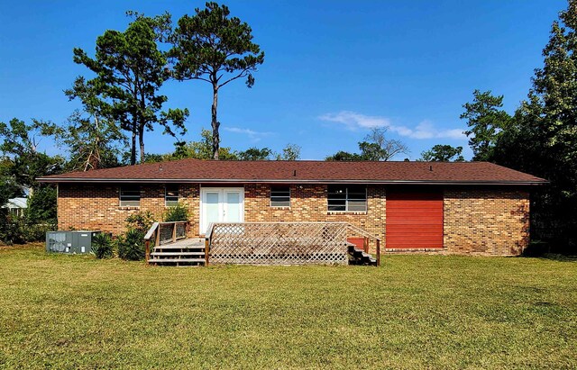 rear view of house featuring a yard