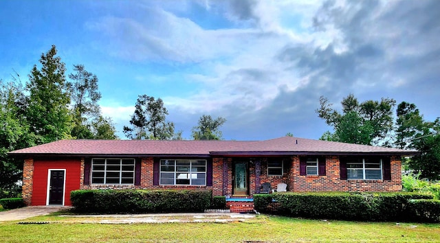 single story home featuring a front lawn