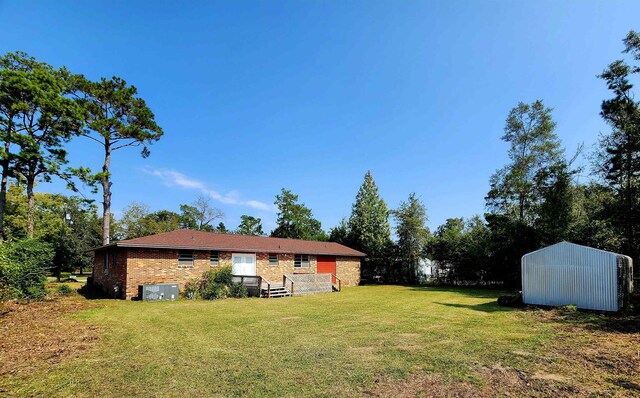 view of yard featuring a storage shed