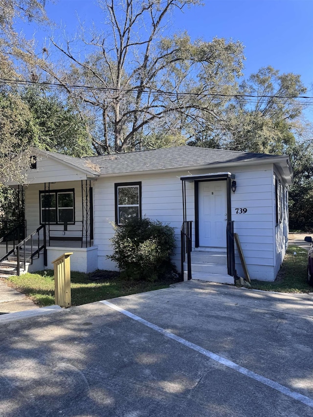 single story home with covered porch