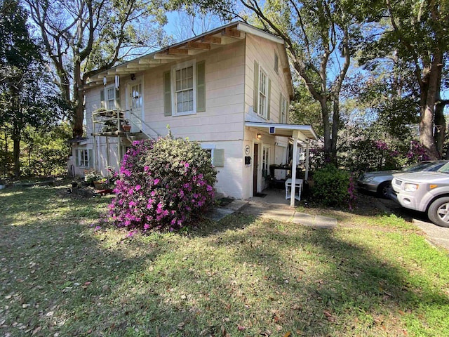 view of front of home with a front lawn