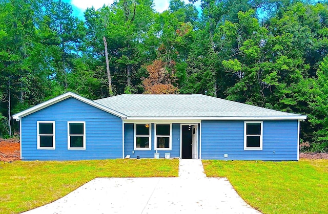 view of front facade featuring a front yard