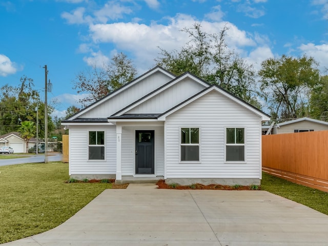 57 Mohawk Trl, Crawfordville, FL 32327 - view of front of home with fence and a front yard