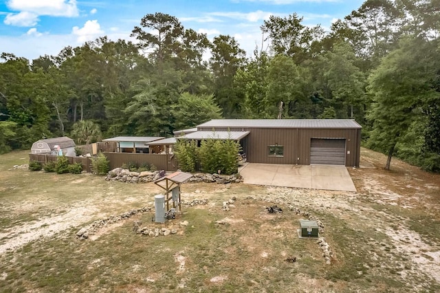 view of yard featuring a garage and an outdoor structure