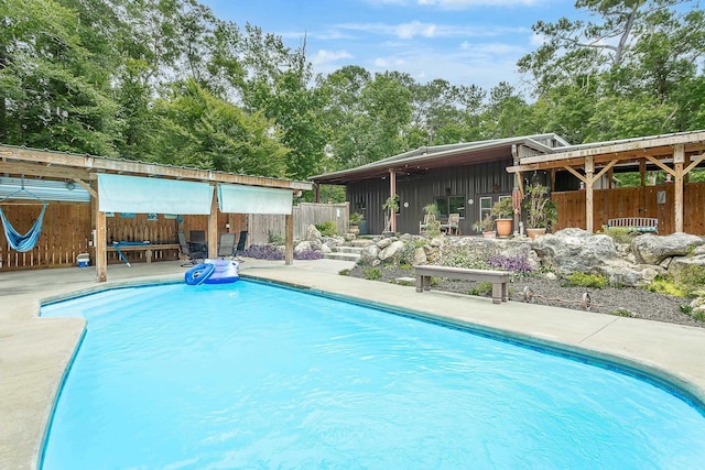 view of swimming pool