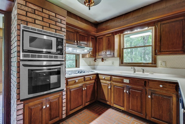 kitchen with sink, backsplash, and appliances with stainless steel finishes