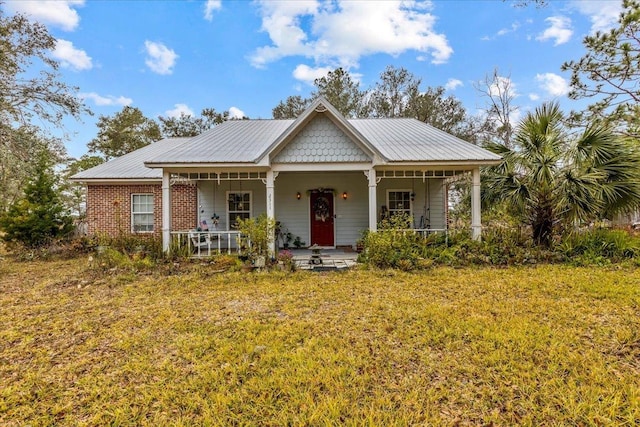 view of front of property featuring a porch and a front lawn