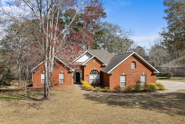 view of front of property featuring a front yard