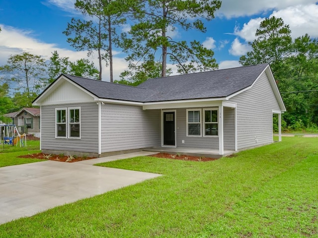 single story home with a front lawn