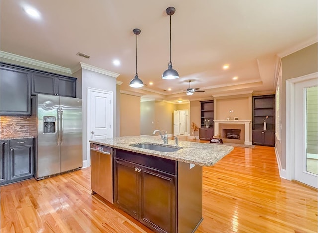 6134 Observation Cir, Tallahassee, FL 32317 - kitchen featuring stainless steel appliances, a sink, crown molding, ceiling fan, and light wood-style flooring