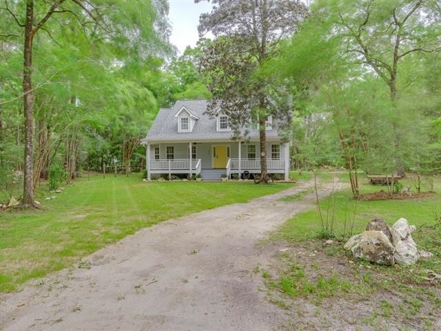 view of front facade featuring a front lawn and a porch