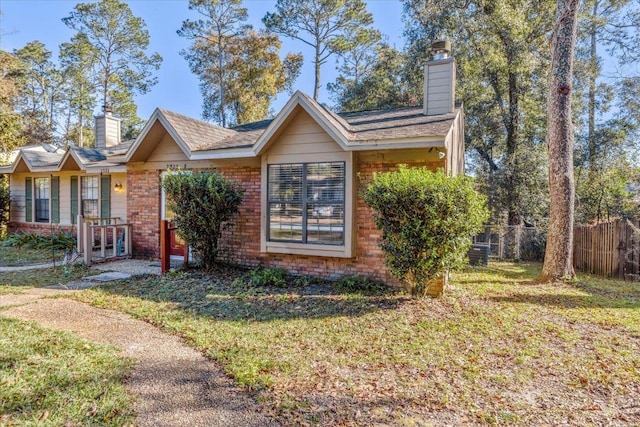 view of front of house with a front lawn