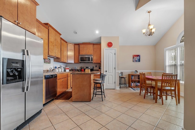 kitchen featuring stainless steel appliances, a chandelier, a breakfast bar area, and light tile patterned floors