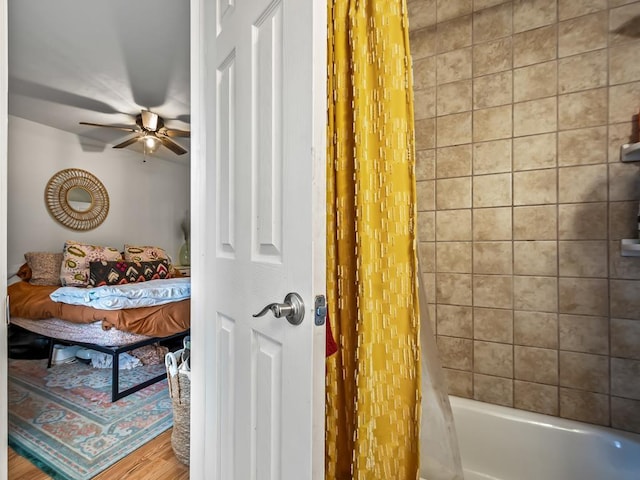 bathroom featuring shower / tub combo and ceiling fan