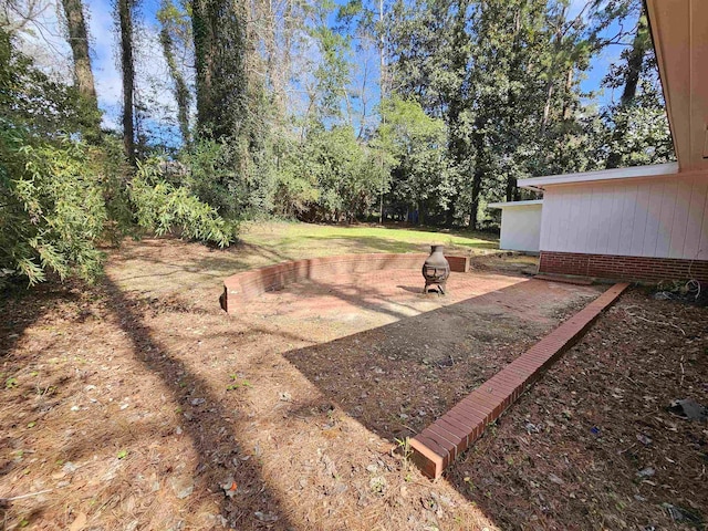 view of yard featuring a fire pit