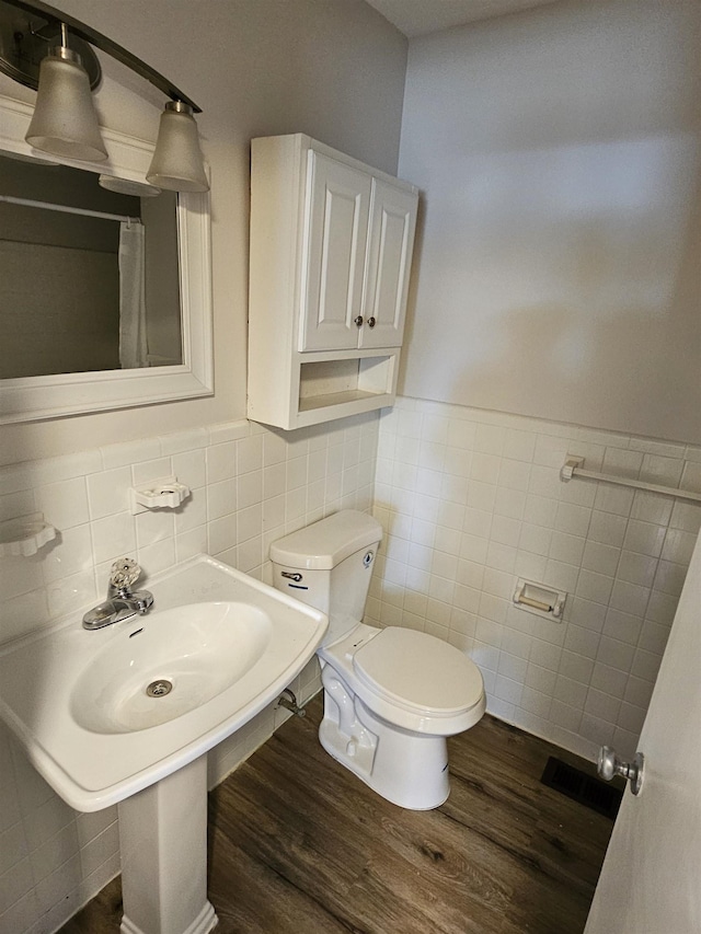 full bathroom featuring wainscoting, visible vents, toilet, and wood finished floors