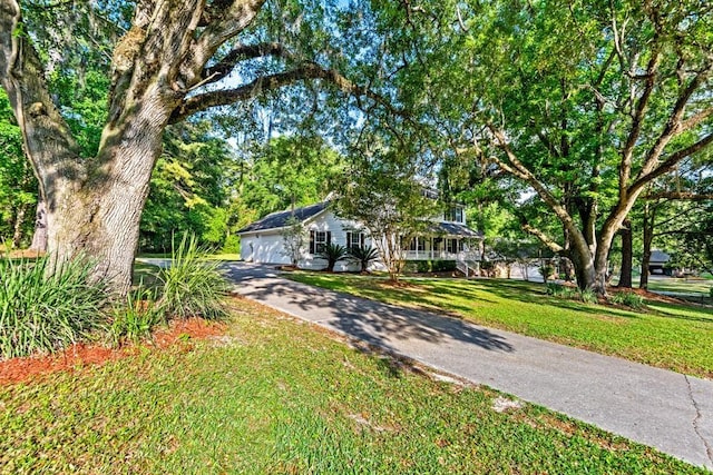 view of front of house featuring a front lawn