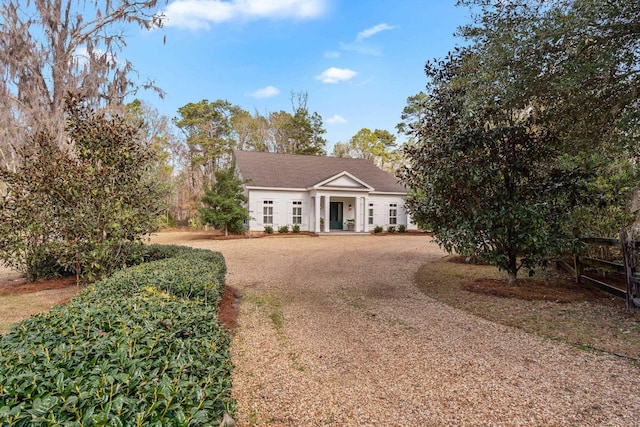 view of front facade with dirt driveway