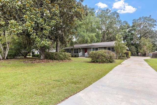 ranch-style house featuring a front yard