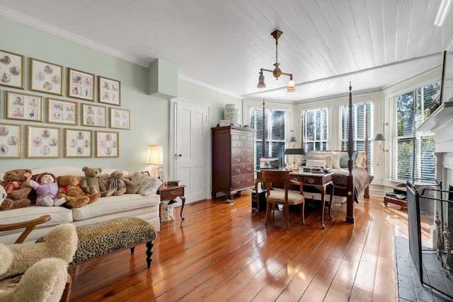 living room featuring a notable chandelier, ornamental molding, hardwood / wood-style floors, and wooden ceiling