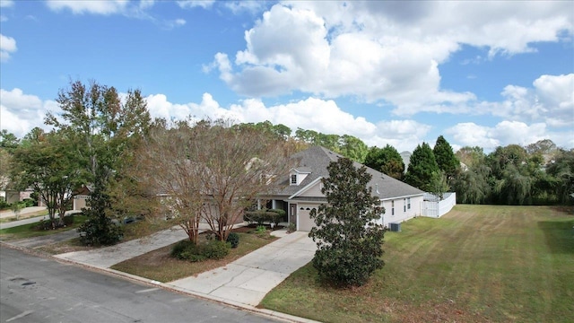 view of front of home featuring a front lawn