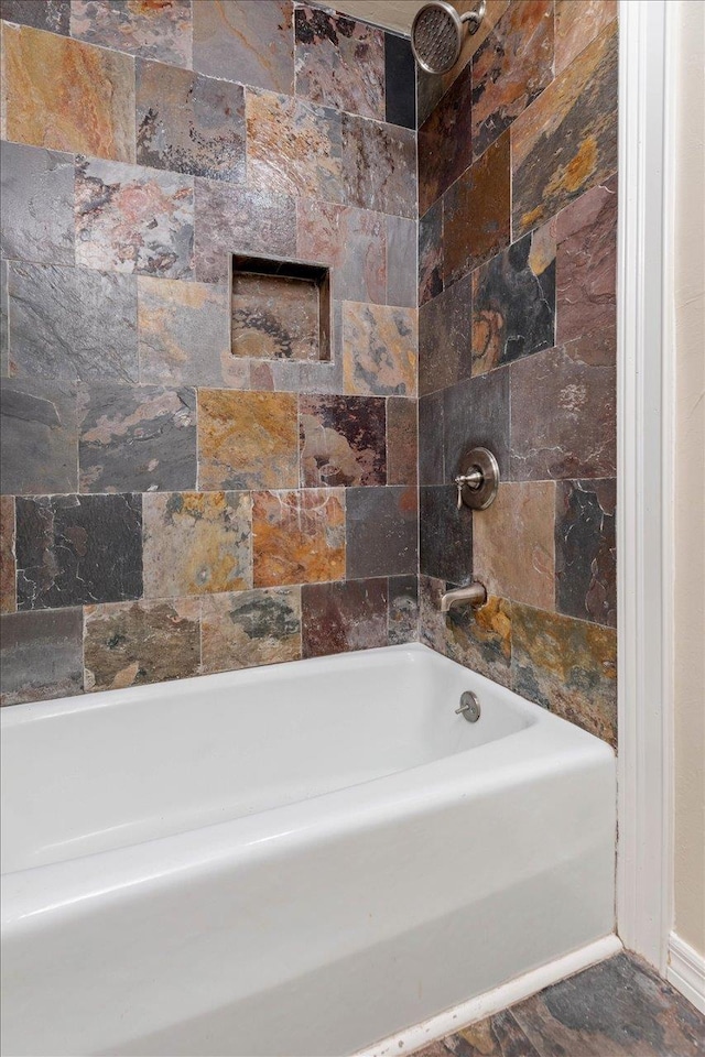 bathroom featuring tiled shower / bath