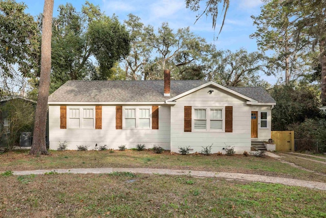 view of front facade with a front yard