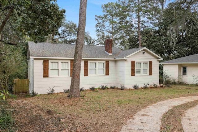 view of front facade with a front yard