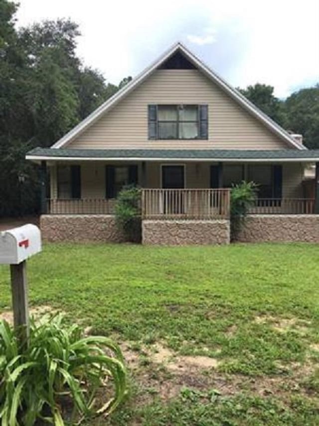 view of front of property with a front lawn and covered porch