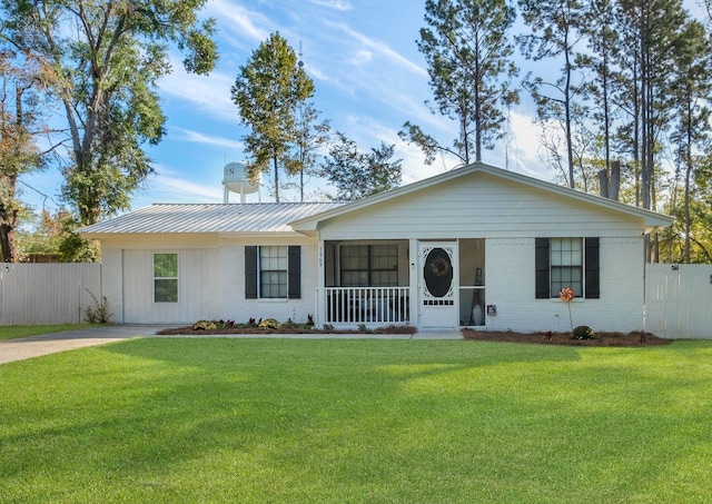 single story home featuring a porch and a front lawn