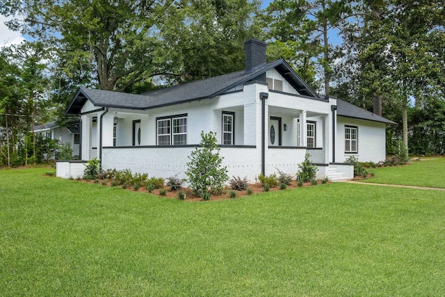 view of front facade featuring a porch and a front lawn