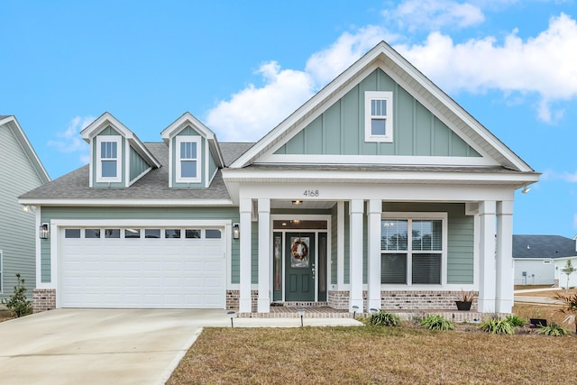 craftsman inspired home featuring a front lawn