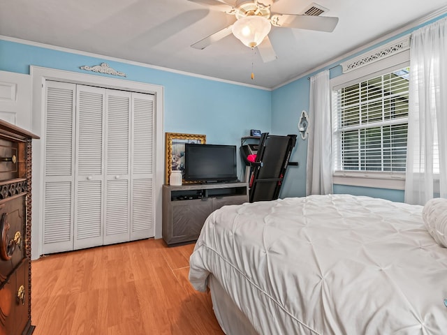 3104 Oak Hammock Ln Unit U, Tallahassee, FL 32301 - bedroom featuring light wood-type flooring, ornamental molding, a ceiling fan, and a closet