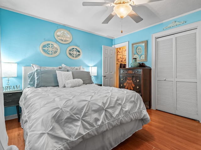 3104 Oak Hammock Ln Unit U, Tallahassee, FL 32301 - bedroom with ornamental molding, wood finished floors, a ceiling fan, and a closet