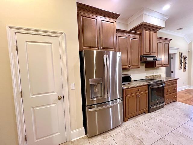 2541 Lagrange Trl, Tallahassee, FL 32312 - kitchen featuring stainless steel fridge with ice dispenser, black / electric stove, under cabinet range hood, ornamental molding, and baseboards