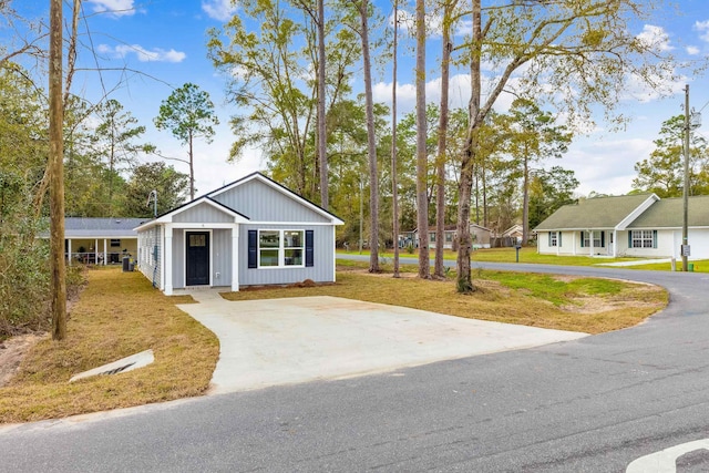 ranch-style house featuring a front yard