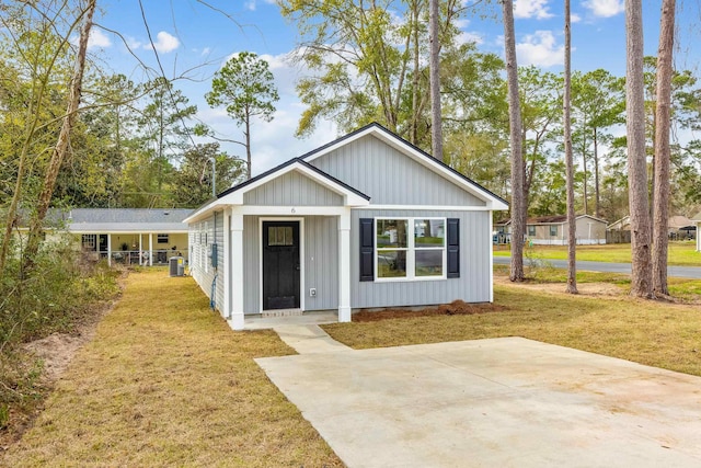 view of front of house featuring a front yard