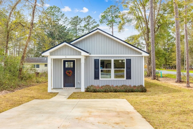 view of front of home with a front lawn