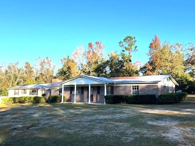 single story home with a front yard