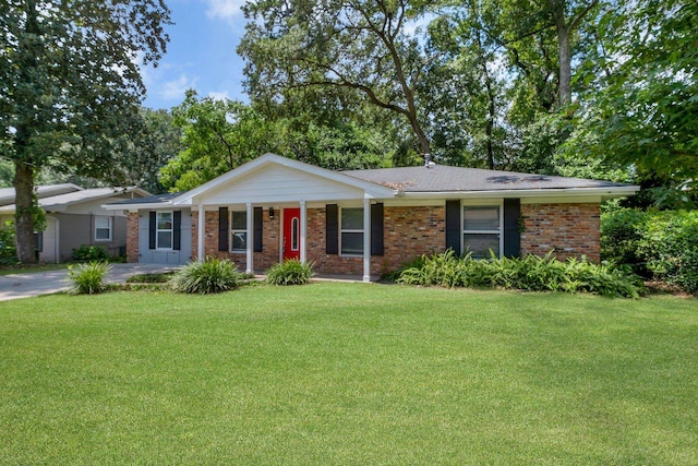 ranch-style house featuring a front yard