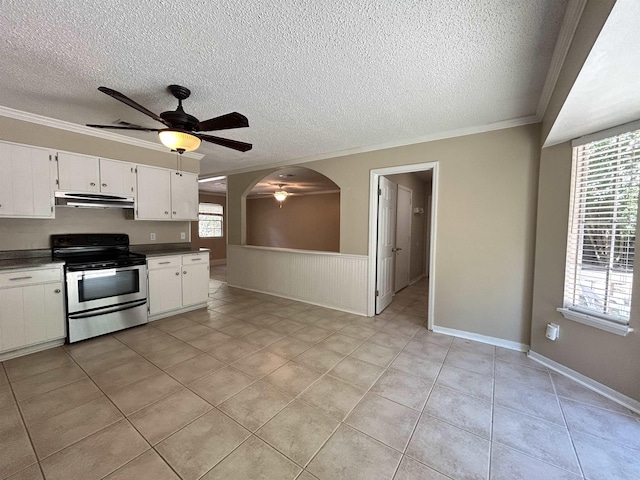 6842 Tomy Lee Trl, Tallahassee, FL 32309 - kitchen featuring stainless steel range with electric cooktop, under cabinet range hood, a ceiling fan, a textured ceiling, and crown molding