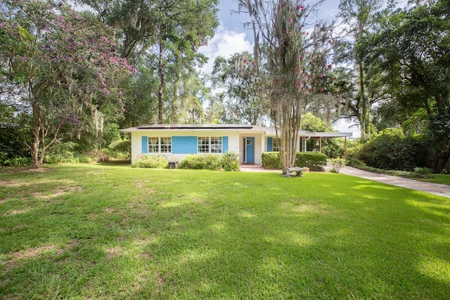 ranch-style house featuring a front yard