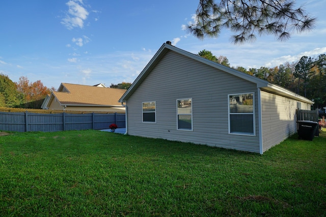 view of side of property featuring a lawn