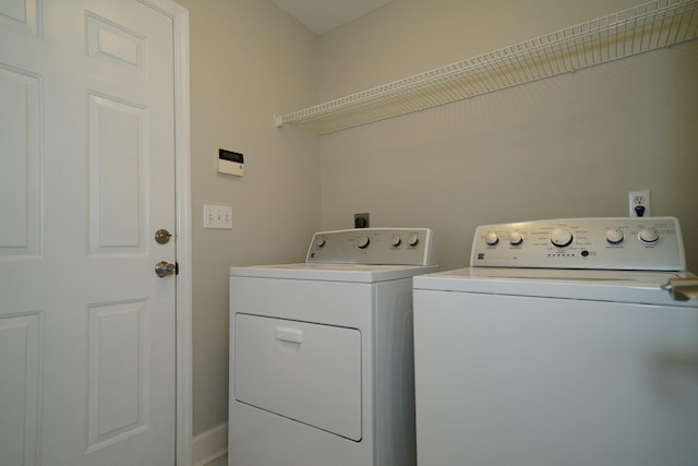 washroom featuring washing machine and clothes dryer