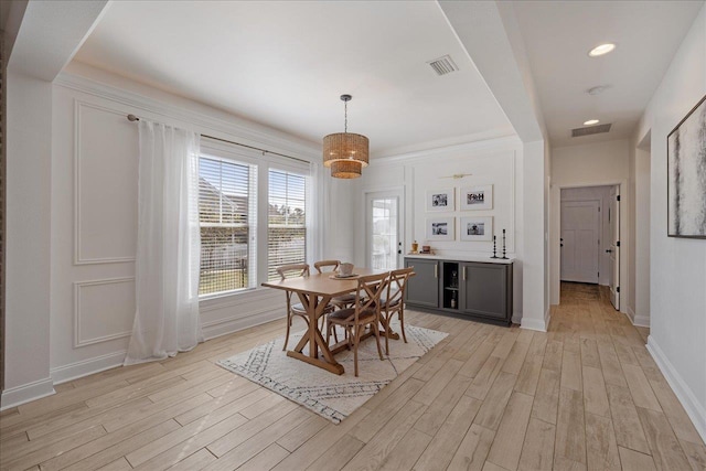 dining area with recessed lighting, light wood-style floors, visible vents, and baseboards