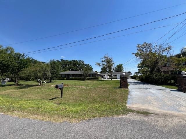 view of front of house featuring a front yard